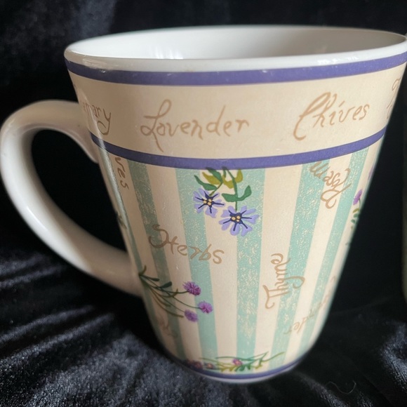 Two coffee or tea mugs with herbs decoration. - Picture 2 of 9